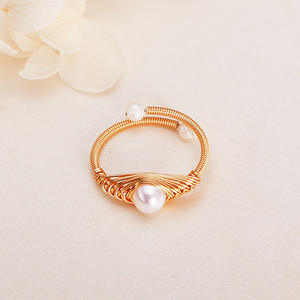 Bracelet en perles d'eau douce de Zhuji fait à la main, conçu avec de petits points, fil de cuivre plaqué or enveloppé de soie, produit de niche unique - Product Image 3