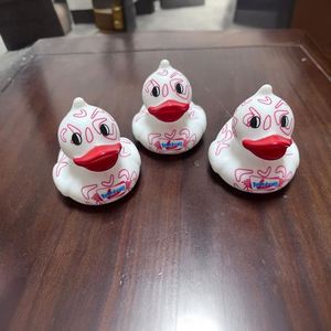 Factory Wholesale Valentine's Day Gift Little Yellow Duck Rubber <b>Bath</b> Water Play Squeeze Sound Toy - Product Image 2