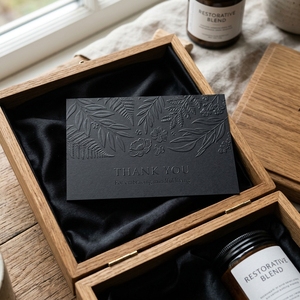 Cartes de remerciement bien-être personnalisées 150x100mm en carton noir 500GSM avec gaufrage à sec incolore motif feuille botanique - Product Image 4