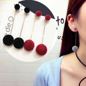 Gioielli GT simpatici <span class=keywords><strong>orecchini</strong></span> <span class=keywords><strong>pendenti</strong></span> a forma di palla con doppio pelo in pelliccia sintetica rosso nero lungo con pendente orecchino da donna - Product Image 1