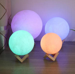 Lampada <span class=keywords><strong>Luna</strong></span> 3D in Legno Moderna con Supporto da Scrivania, Decorazione Natalizia, Magnetica, Ricaricabile, D10cm, LED, Effetto <span class=keywords><strong>Cielo</strong></span> Stellato Notturno - Product Image 3