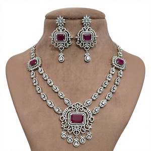 Ensemble collier et boucles d'oreilles tendance en zircon plaqué argent de qualité supérieure, idéal pour les fiançailles, les mariages et les soirées. - Product Image 2