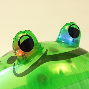 Jouet grenouille gonflable qui brille dans le noir pour les enfants, pour s'amuser en extérieur et en intérieur - Product Image 2