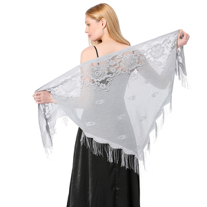 Sciarpe <span class=keywords><strong>di</strong></span> <span class=keywords><strong>pizzo</strong></span> a triangolo floreale <span class=keywords><strong>nero</strong></span> e grigio da donna <span class=keywords><strong>di</strong></span> moda per <span class=keywords><strong>scialle</strong></span> e fasce quotidiane e per feste
