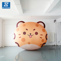 Modèle gonflable sphérique personnalisé en forme de tête de léopard de dessin animé pour la décoration suspendue lors d'activités de carnaval, de zoo ou de festival en extérieur