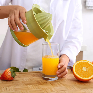 Spremiagrumi Manuale Portatile Ecologico in Plastica per Limoni e Arance - Product Image 1