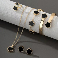 Conjunto de Joyería de Trébol de Cinco Hojas de Acrílico, 5 Piezas: Pulsera, Brazalete, Aretes, Collar y Anillos para Mujer, Diseño Floral Colorido