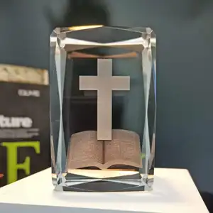 도매 크로스 레이저 조각 3D 크리스탈 큐브 종교 기독교 결혼 기념품기도 장식 선물