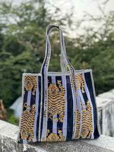 Bolso tote acolchado de terciopelo con estampado de tigre, hecho a mano, estilo hippie, bolso de hombro para compras y viajes para mujer - Product Image 3