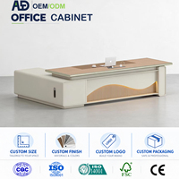Bureau de travail moderne pour employés, poste de travail informatique, table de bureau avec pieds en métal pour bureau commercial