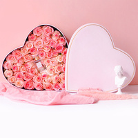 Boîte à fleurs de rose conservée en forme de cœur en carton rigide sur mesure