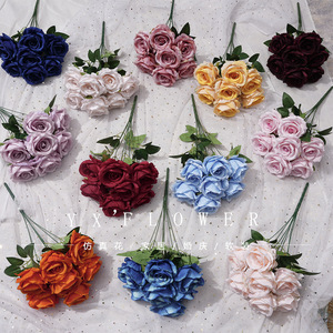 ช่อดอกกุหลาบผ้าไหม 7 หัว ยี่ห้อ Yixuan สำหรับตกแต่งงานแต่งงาน สไตล์ยุโรป - Product Image 1