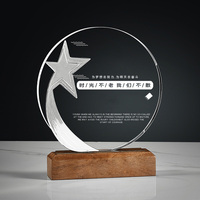 Vente en gros de trophée plaqué or créatif en résine avec logo personnalisé avec base en cristal de verre noir