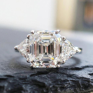 Anello da Donna con Quattro Punte e Zirconia Cubica Bianca Taglio Quadrato, Gioiello alla Moda - Product Image 2
