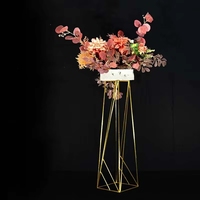 Centres de table géométriques en or avec supports en métal pour tables de mariage