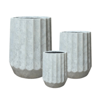 Jardinière haute Ronglin moderne gris clair côtelée, pot texturé style béton cannelé pour plantes de jardin extérieur