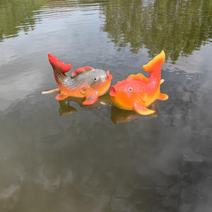Escultura de pez flotante de resina, adorno animal pintado a mano hecho a mano para decoración de piscina y estanque al aire libre - Product Image 3