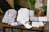 Ensemble de peignoirs thermiques de luxe en coton absorbant avec logo brodé, col en V et fermeture à cordon pour hôtel et spa
