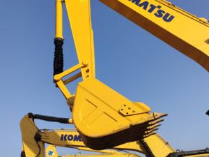 Excavadora Hidráulica Usada Komatsu PC220-8 de 23 Toneladas, Marca Japonesa, Año 2022, con Motor y Transmisión, en Venta a Precio Económico, Rendimiento Superior - Product Image 3
