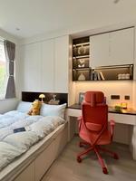 Lit en tatami en bois naturel avec rangement modulaire pour les salons compacts