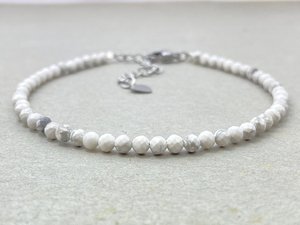 Pulsera de Howlite, Joyería Delicada con Piedras Preciosas, Cuentas Microfacetadas, Pulsera de Cristal, Joyería Minimalista, Pulsera con Piedras Preciosas Pequeñas - Product Image 2