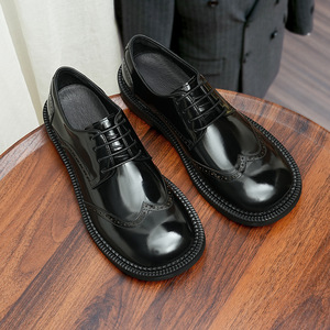 Chaussures en cuir pour hommes, style formel et professionnel, vintage et tendance, avec finition brillante et design à bout rond haut. - Product Image 4