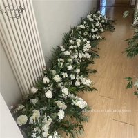 Hochzeitsblumen für Arrangements Tischdekoration Weiße Rosen und Grünpflanzen Blumenläufer zur Dekoration