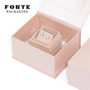 Caja de embalaje para anillos FORTE, duradera, de cuero sintético de lujo, hecha a mano, con forro de terciopelo. - Product Image 1