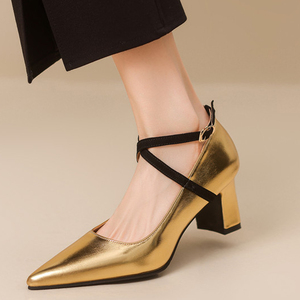 Sandales à talons épais et bas pour femme, grande taille 48, à bout pointu, avec bride de cheville, pour soirée, coupe large - Product Image 1