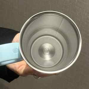 Termo de Acero Inoxidable 316 Ecológico Ice King de 750 ml (24 oz) con Aislamiento al Vacío, Elegante Taza de Viaje para Coche con Asa y Pajita - Product Image 6