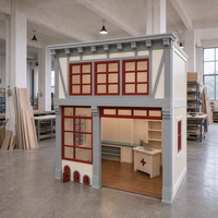 Maison de jeu d'intérieur à deux niveaux, clinique avec poste de soins et grandes fenêtres pour les centres d'activités préscolaires