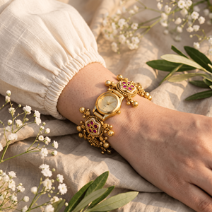 Reloj de Pulsera Tradicional para Mujer, Chapado en Oro, con Piedras de Color Rubí, Dijes Étnicos y Elegante Esfera Analógica para Uso Diario - Product Image 4