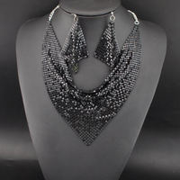 Ensemble collier statement en maille métallique imprimé léopard et boucles d'oreilles pendantes longues, avec foulard triangulaire assorti, idéal pour les soirées
