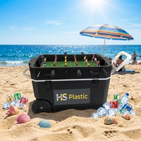Glacière compacte en plastique rouge de 60 L avec mini table de baby-foot pour fêtes de famille, intérieur et extérieur, avec logo promotionnel