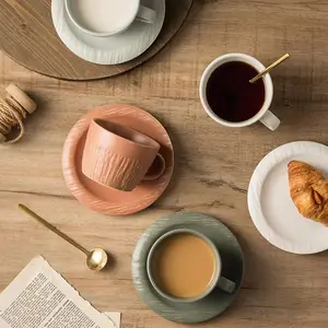 Vente en gros Tasse à café de couple en grès avec impression neuve Tasse à cappuccino latte et soucoupe pastorale française