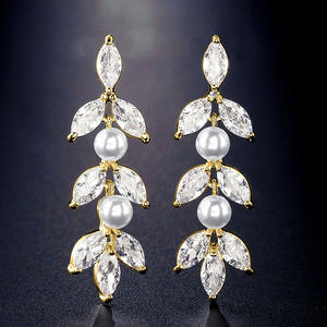 Pendientes de Cable con Flores y Perlas Falsas Redondas AAA, Chapados en Oro, Estilo Clásico para Mujer, Ideales para Bodas - Product Image 4