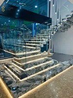 Escalier en marbre vert italien élégant YUSHI, escalier en pierre sur mesure avec veinage assorti pour projet d'hôtel de luxe