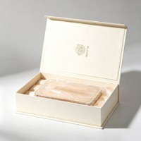 Boîte rigide pliante magnétique Off White avec logo personnalisé en relief et intérieur en satin pour l'emballage de coffrets cadeaux de produits de santé