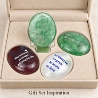 Pierres de palmier ovales gravées avec des citations d'affirmations positives en anglais, disponibles en quartz fluorite et en agate