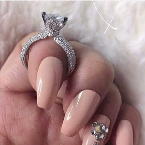 Elegante anello a quattro punte per donna, design con cluster scintillanti intarsiati, gioielli alla moda per feste - Product Image 3
