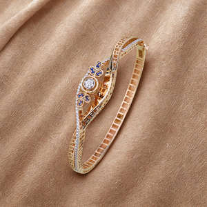 Brazalete de Filigrana de Diseño con Detalles Florales Azules, Joyería Elegante con Moissanita, Baño de Oro Rosa, Lujoso - Product Image 1