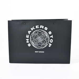 Vente en gros de logos de <span class=keywords><strong>marque</strong></span> imprimés sur mesure promotion vêtements de luxe cadeaux de vente au détail sacs à provisions en papier noir avec poignées - Product Image 1