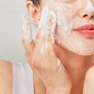 COSSRX Detergente Viso Delicato Equilibrante del pH, Gel Detergente Mattutino a Basso pH 50ml - Product Image 3