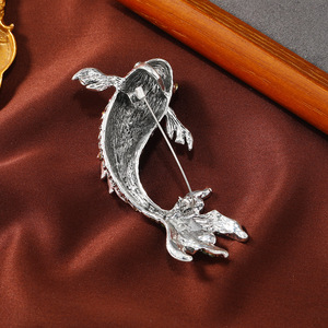 Broche de pez Koi de cristal rojo brillante, pin de solapa de carpa de la suerte con diamantes de imitación - Product Image 5
