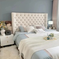 Cadre de lit double king size moderne de luxe en cuir capitonné à losanges, écologique et moelleux, avec tête de lit à volants, pour chambre principale
