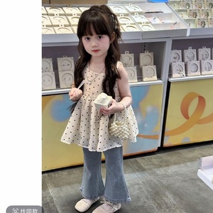Conjunto de Ropa de Verano de Dos Piezas para Niñas, Top sin Mangas con Estampado de Lunares y Pantalones de Mezclilla Acampanados - Product Image 1