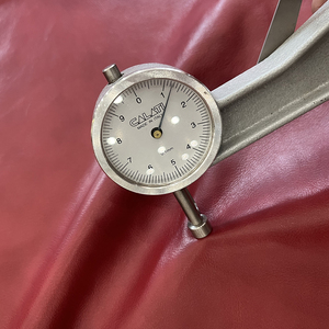 Giá bán buôn Tùy chỉnh màu sắc đầy đủ ẩn 100% chính hãng bò bê hoàn thành da, Chap Hàng may mặc bò ẩn xe ghế da bò vải - Product Image 1