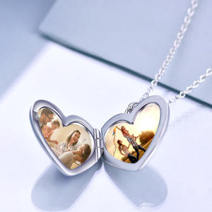 Collar de Plata de Ley 925 con Medallón de Corazón de Unicornio Esmaltado, Personalizado con Grabado de Palabras o Foto - Product Image 4
