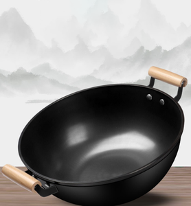 مقلاة حديدية تقليدية بمقبضين سعة 18 لتر بمقبض خشبي وقاعدة من الحديد الزهر غير مطلية للغسيل اليدوي فقط تناسب جميع أنواع المواقد - Product Image 1