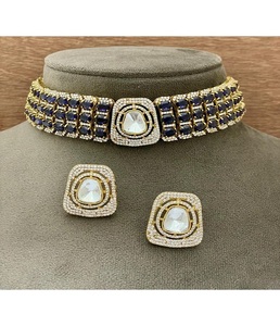 Juego de Joyería de Alta Calidad con Baño de Oro para Novias, con Piedras Brillantes y Aretes a Juego para Bodas Indias - Product Image 1